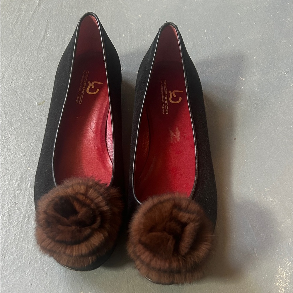 Charming and elegant Black Flats with Brown Pom Pom